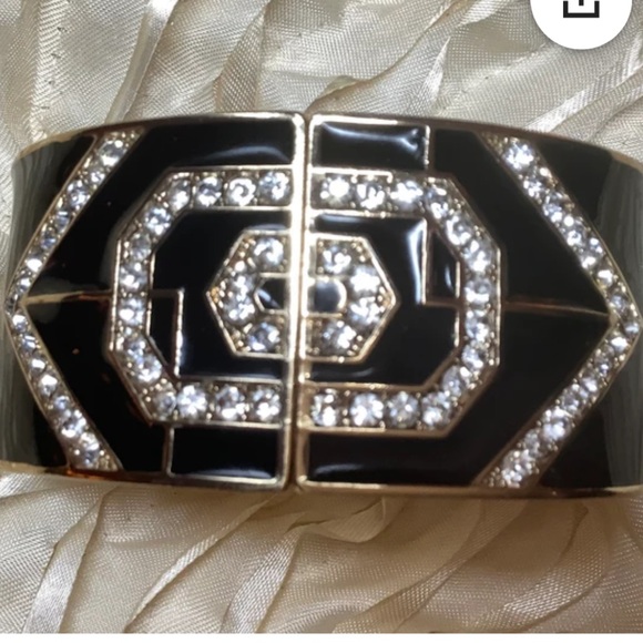 VINTAGE ART DÉCO BLACK ENAMEL CLAMPER BANGLE HINGED GOLD TONE RHINESTONED - Picture 2 of 9